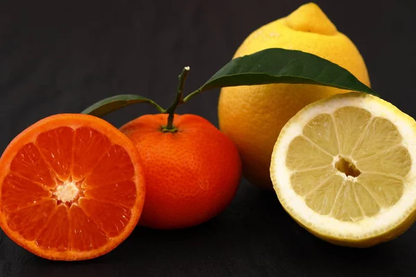 Лимоны Мандарины — стоковое фото