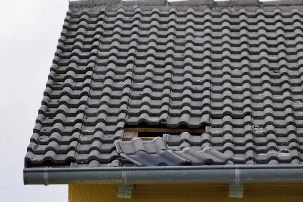 Otwór Dachu Przez Wiatr Sztorm — Zdjęcie stockowe