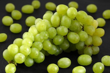 Taze yeşil üzümler 