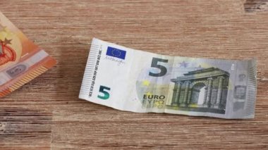 Kağıt para yağıyor