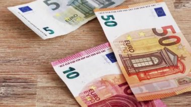 Kağıt para yağıyor
