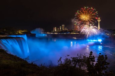 Niagara Kanada'da Niagara Şelalesi silueti ile düşüyor