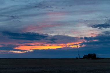 Alberta Kanada'da bozkırda gün batımı