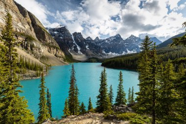 Kanada'da Banff Ulusal Parkı'nda Moraine Gölü