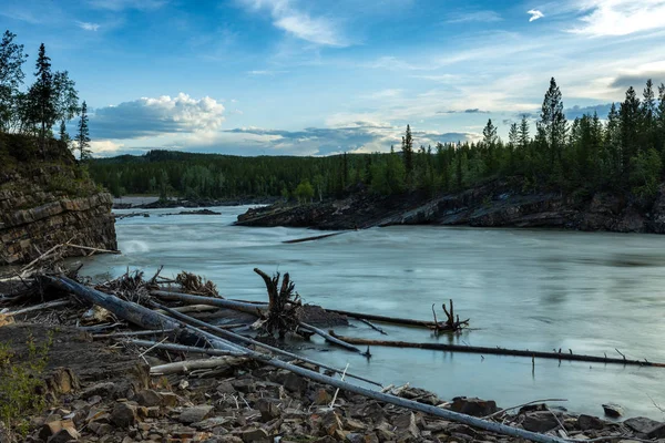 Kanada'da Yukon'daki Nehir