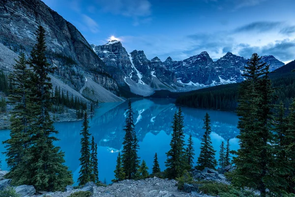 Kanada'da Banff Ulusal Parkı'nda Moraine Gölü