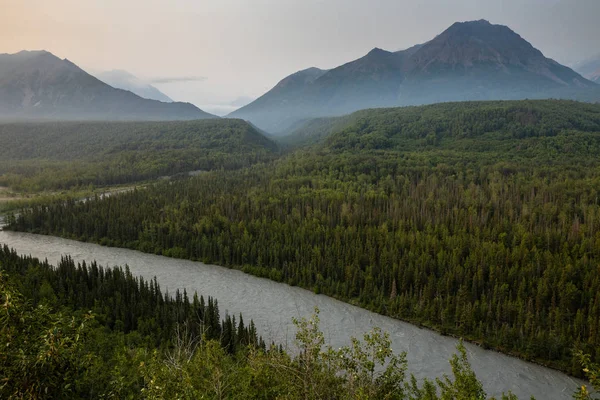 アラスカの川と森の風景 — ストック写真