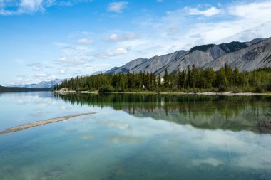 Kanada 'da Muncho Gölü 'nde yansımalar