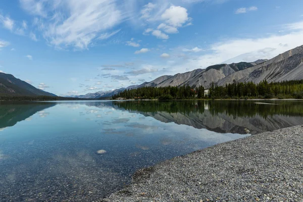 Reflektioner Vid Lake Muncho Kanada — Stockfoto