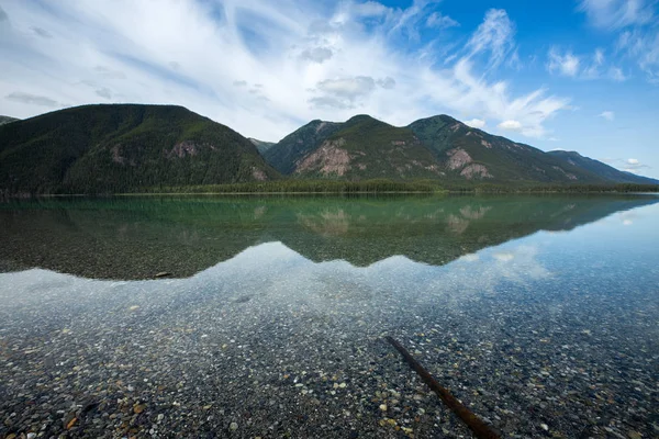 Роздуми Озері Muncho Канаді — стокове фото