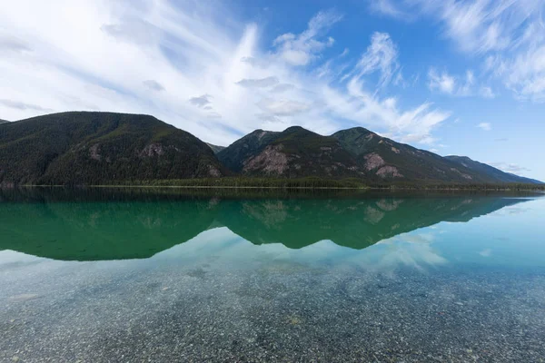 Reflektioner Vid Lake Muncho Kanada — Stockfoto