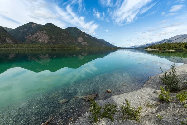 Reflektioner Vid Lake Muncho Kanada — Stockfoto