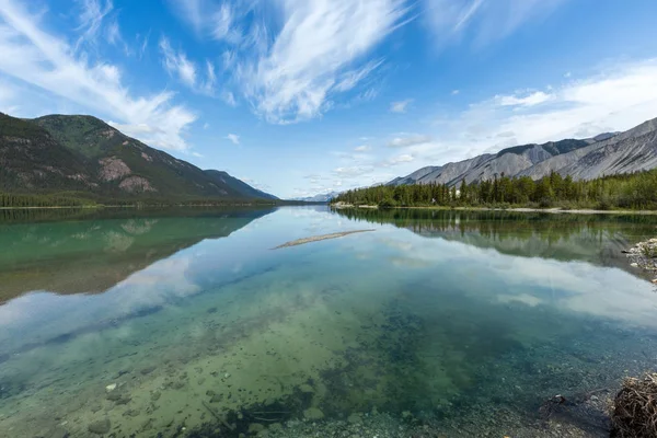 Reflektioner Vid Lake Muncho Kanada — Stockfoto