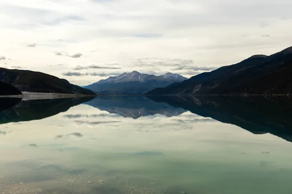 Reflektioner Vid Lake Muncho Kanada — Stockfoto