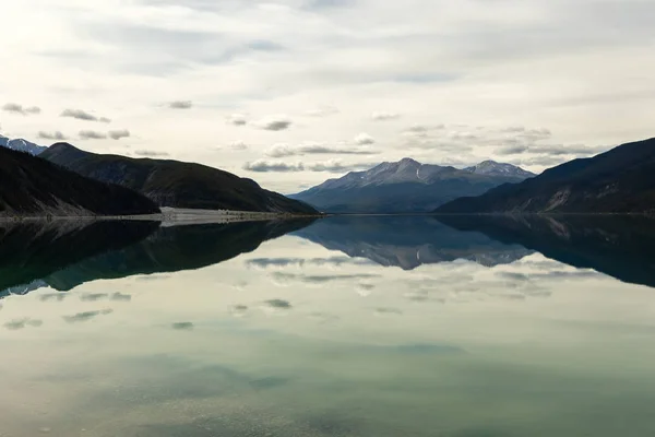 Reflektioner Vid Lake Muncho Kanada — Stockfoto