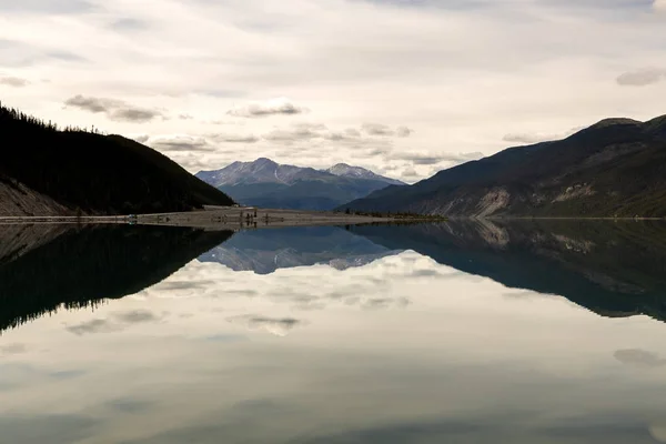 Reflektioner Vid Lake Muncho Kanada — Stockfoto