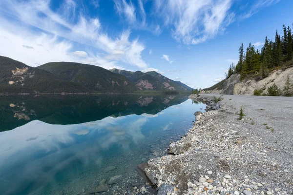 Reflektioner Vid Lake Muncho Kanada — Stockfoto