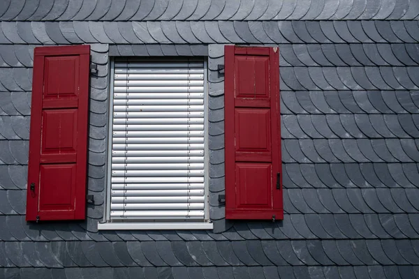 Casa Fachada Con Ventana Persiana — Foto de Stock