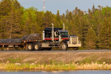 Kanada'da bir kamyon yolda, 05.06.2019