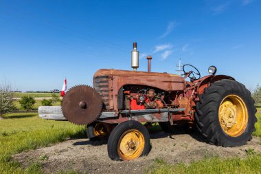 bir alanda eski ve tarih traktör