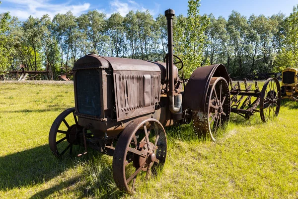 Gammel Historisk Traktor Felt – stockfoto