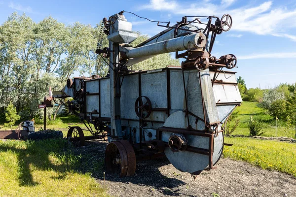 Alter Und Historischer Traktor Auf Einem Feld — Stockfoto