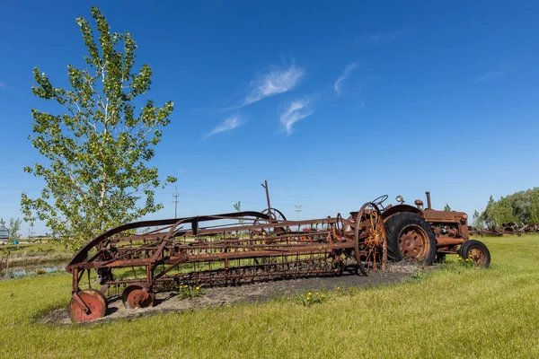 Alter Und Historischer Traktor Auf Einem Feld — Stockfoto