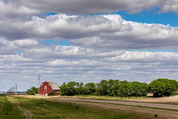 カナダの赤い納屋と農場 2019年6月 — ストック写真