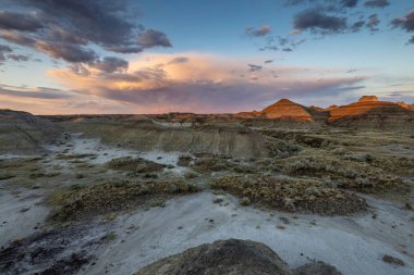 Alberta'daki Badlands'in Red Deer Nehri Kanyonu'nda gün batımı