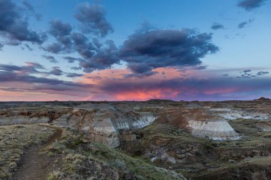 Alberta'daki Badlands'in Red Deer Nehri Kanyonu'nda gün batımı
