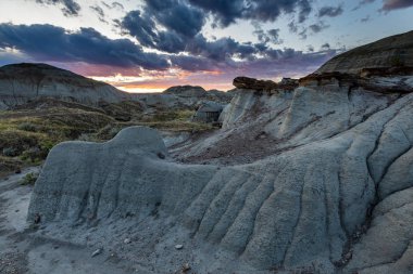 Alberta'daki Badlands'in Red Deer Nehri Kanyonu'nda gün batımı
