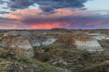 Alberta'daki Badlands'in Red Deer Nehri Kanyonu'nda gün batımı