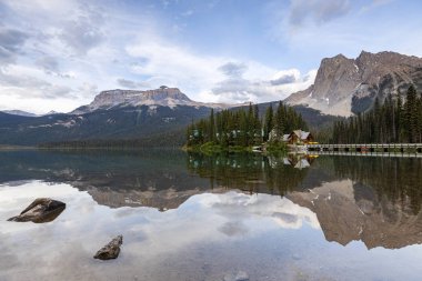 Kanada'daki Yoho Ulusal Parkı Zümrüt Gölü