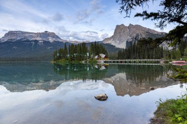 Kanada'daki Yoho Ulusal Parkı Zümrüt Gölü