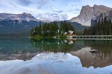 Kanada'daki Yoho Ulusal Parkı Zümrüt Gölü
