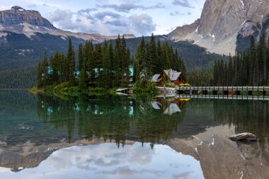 Kanada'daki Yoho Ulusal Parkı Zümrüt Gölü