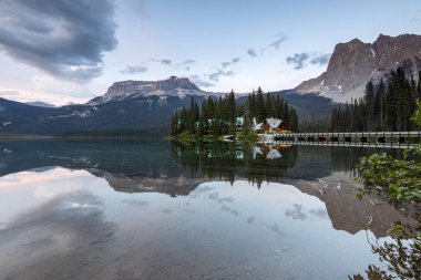 Kanada'daki Yoho Ulusal Parkı Zümrüt Gölü
