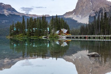 Kanada'daki Yoho Ulusal Parkı Zümrüt Gölü