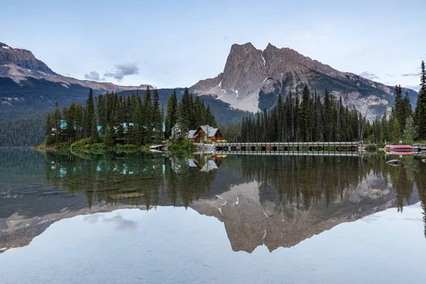 Kanada'daki Yoho Ulusal Parkı Zümrüt Gölü