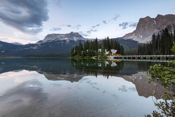 Kanada'daki Yoho Ulusal Parkı Zümrüt Gölü