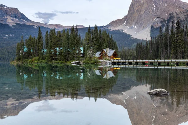 Kanada'daki Yoho Ulusal Parkı Zümrüt Gölü