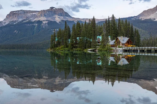Kanada'daki Yoho Ulusal Parkı Zümrüt Gölü