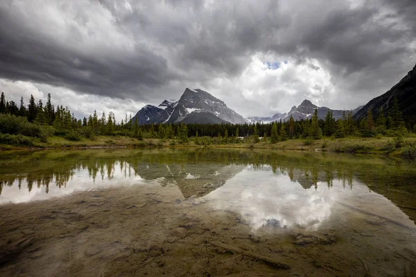 See Bogen Auf Dem Eisfeld Parkway Alberta Canada — Stockfoto