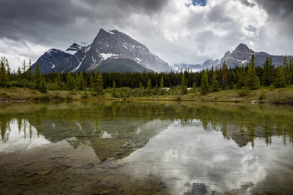 See Bogen Auf Dem Eisfeld Parkway Alberta Canada — Stockfoto