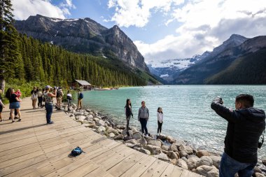 Kanada Banff Milli Parkı'ndaki Louise Gölü'ndeki turistler, 12. Temmuz 2019
