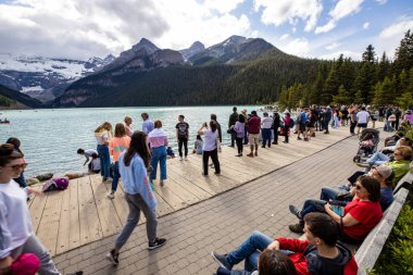 Kanada Banff Milli Parkı'ndaki Louise Gölü'ndeki turistler, 12. Temmuz 2019