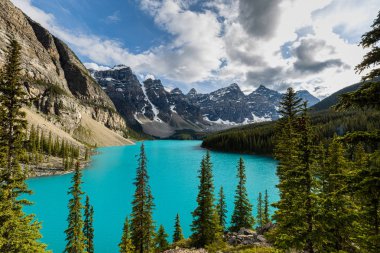 Kanada Alberta Banff Milli Parkı'nda Moraine Gölü