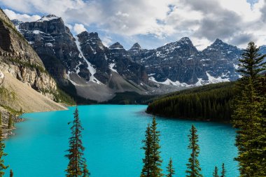 Kanada Alberta Banff Milli Parkı'nda Moraine Gölü