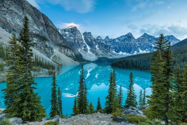 Kanada Alberta Banff Milli Parkı'nda Moraine Gölü