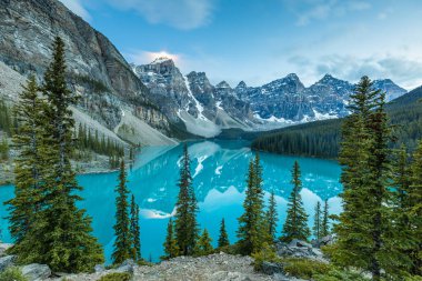 Kanada Alberta Banff Milli Parkı'nda Moraine Gölü